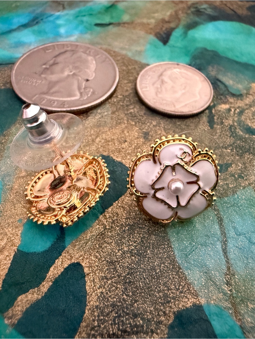 Elegant Gold Flower Stud Earrings with white Enamel, Pearl Center and gold-tone - Picture 3 of 7